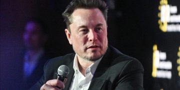 Polonya: Elon Musk ‘savaş suçlarından’ para kazanıyor