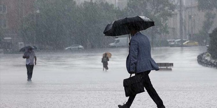 AKOM İstanbul için saat verdi! Kuvvetli sağanak geliyor