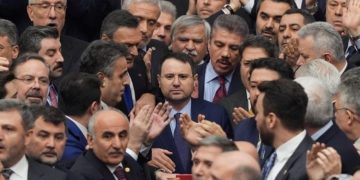 Meclis’te yemin gerginliği