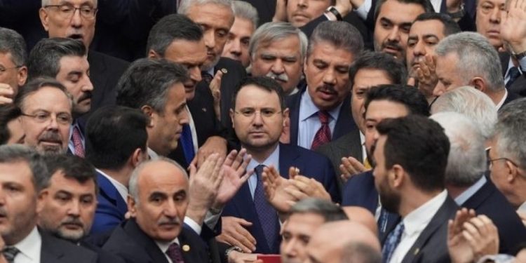 Meclis’te yemin gerginliği