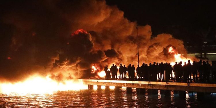Bodrum’da marinada çıkan yangında 5 motoryat alev alev yanıyor