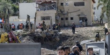 İran füzesiyle İsrail kenti Beyt Şemeş’te krater oluştu