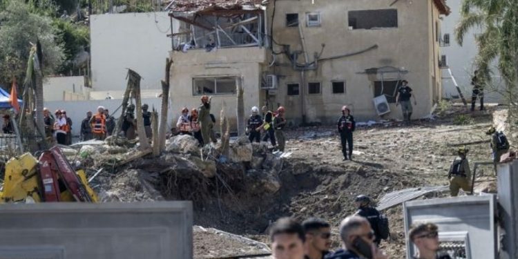 İran füzesiyle İsrail kenti Beyt Şemeş’te krater oluştu