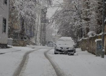 Kar yağışı Doğu’da yaşamı felç etti