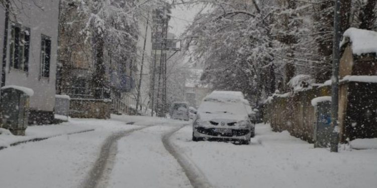 Kar yağışı Doğu’da yaşamı felç etti