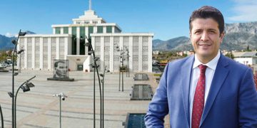 Mersin Büyükşehir ve Antalya Döşemealtı belediyelerinde operasyon