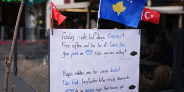 Priştine’de duygulandıran pankart: Borcunuz ödendi