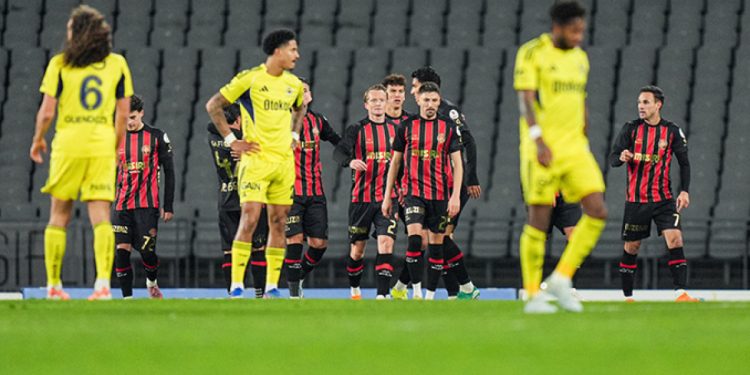 Zirve yarışında ağır darbe: Fenerbahçe Karagümrük’e 2-0 yenildi