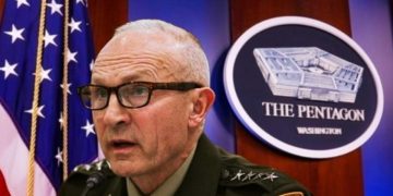 ABD’de görevden alınan komutandan “karakterli lider” mesajı