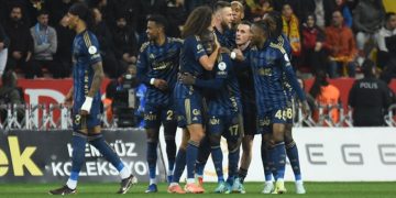 Fenerbahçe zirve takibini sürdürdü: Kayseri’de 4 gollü zafer