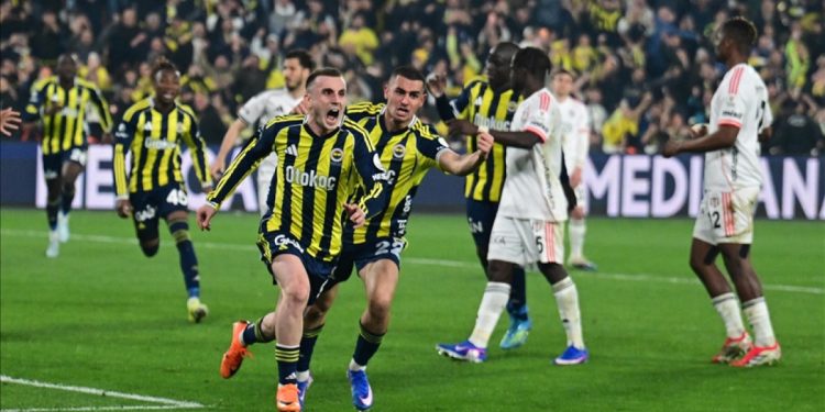 Fenerbahçe’ye derbide 3 puan: Beşiktaş’ı uzatmada yıktı