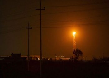 Kuveyt ve Bahreyn’de petrol tesisleri yanıyor