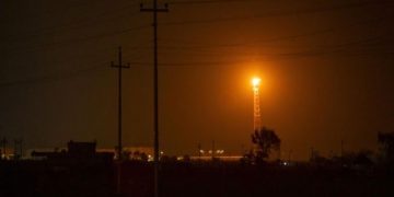 Kuveyt ve Bahreyn’de petrol tesisleri yanıyor