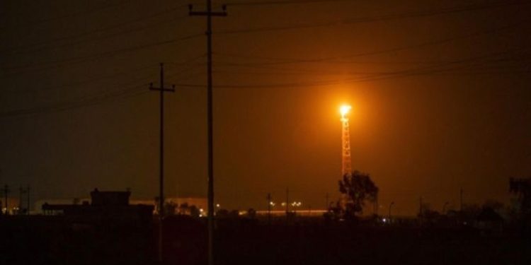 Kuveyt ve Bahreyn’de petrol tesisleri yanıyor