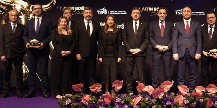 Sermaye piyasaları aktörleri TSPB Altın Boğa Ödülleri için sahnedeydi