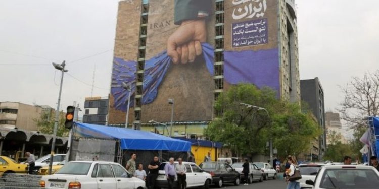 Tahran’da Hürmüz Boğazı afişi