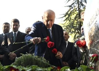 Bahçeli, Türkeş’in mezarını ziyaret etti