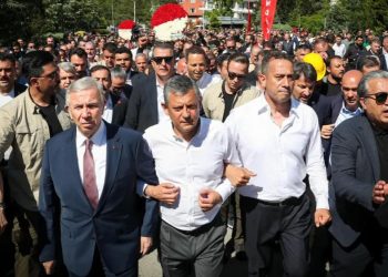 Özgür Özel’den Anıtkabir’e iktidar yürüyüşü