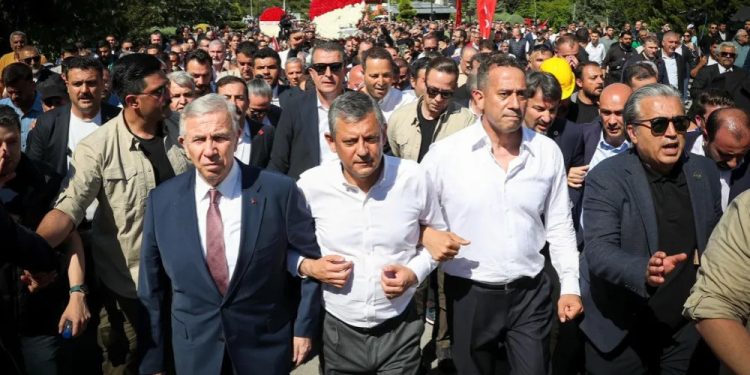 Özgür Özel’den Anıtkabir’e iktidar yürüyüşü