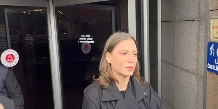 Serenay Sarıkaya yurt dışından dönüşünde gözaltına alındı
