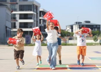 81 ilde karne heyecanı! 18 milyon öğrenci yaz tatiline girdi