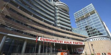 CHP’de MYK kararıyla 2 başkanın görevine son verildi