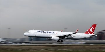 THY uçağının kanadı Antalya’da direğe çarptı