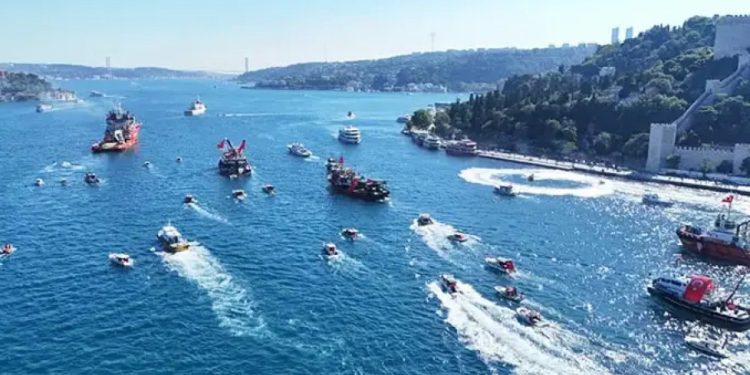 15 Temmuz şehitleri anısına İstanbul Boğazı’ndan 253 tekne geçti