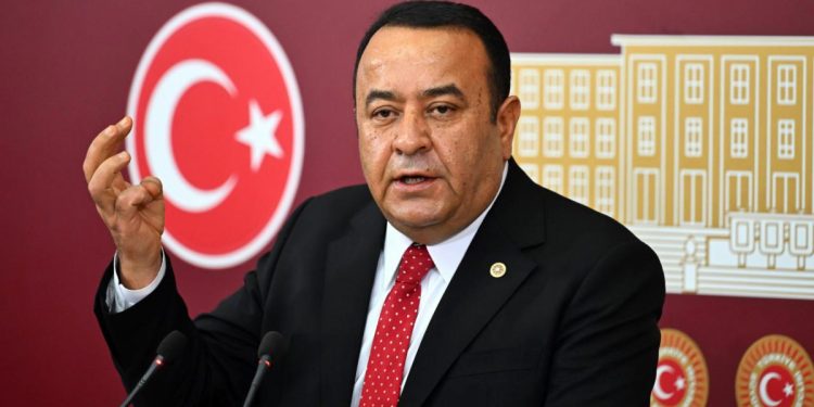 Adnan Beker, CHP’den istifa etti