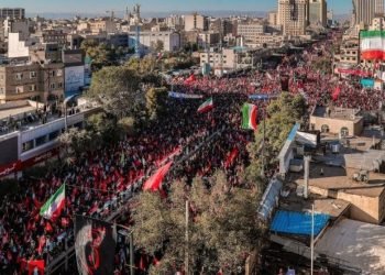 Hamaney’in cenazesinde silahlar konuştu!