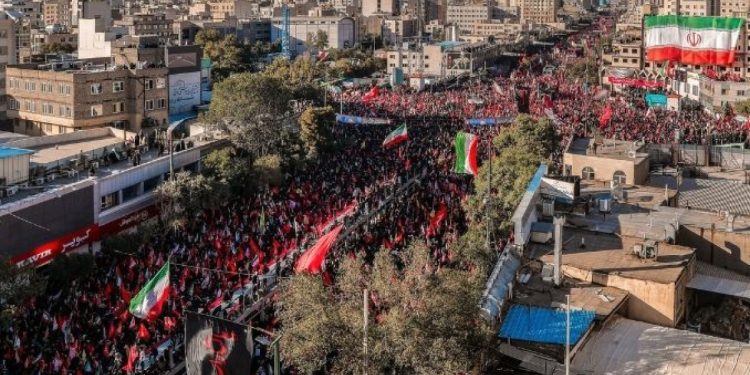 Hamaney’in cenazesinde silahlar konuştu!