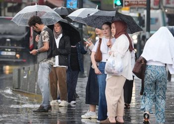 İstanbul’u sağanak vurdu: Su baskınları hayatı durma noktasına getirdi