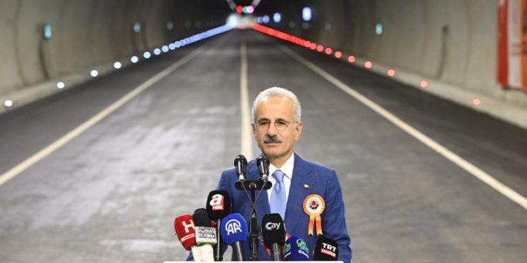Ayder yolunda dağlar delindi: Çamlıhemşin Tüneli