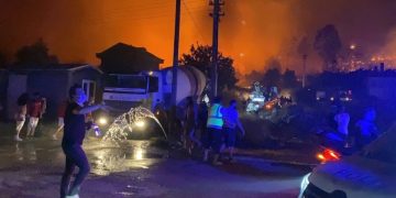 Fethiye’de orman yangını, evler tahliye diliyor