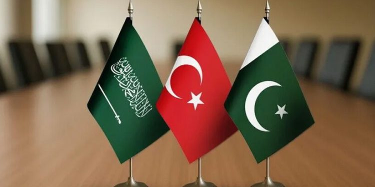 Suudi Arabistan’da üçlü savunma anlaşması