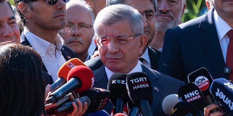 Davutoğlu ifade vermek için adliyede