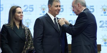 Cemil Tugay rozeti taktı, İzmir AK Parti’ye geçti
