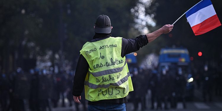 Fransa’da Sarı Yelekliler alarmı