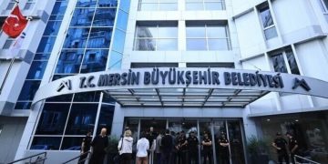 Mersin’de yolsuzluk soruşturması: Vahap Seçer dahil 3 belediye başkanı tutuklandı