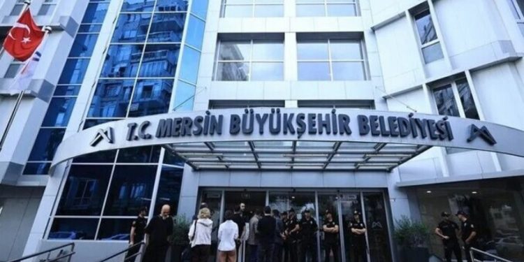 Mersin’de yolsuzluk soruşturması: Vahap Seçer dahil 3 belediye başkanı tutuklandı